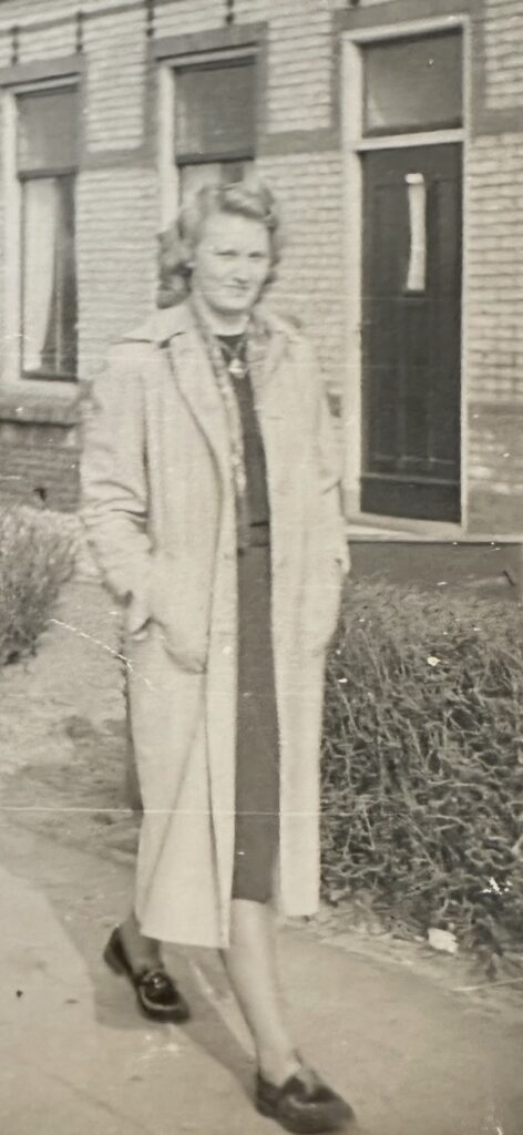 Dit is mijn tante Anneke. Ze volgde haar broer en verloor haar broer en haar leven.